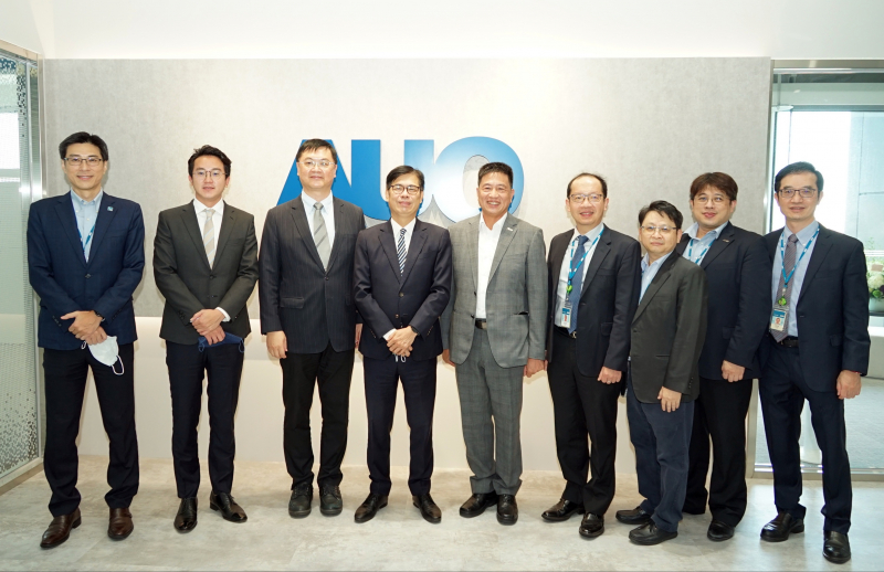 BG真人光電前進亞灣成立「AUO解決方案研發中心」，作為多元場域解決方案研發及試驗場域（圖中左為高雄市長陳其邁、圖中右為BG真人光電董事長彭双浪）